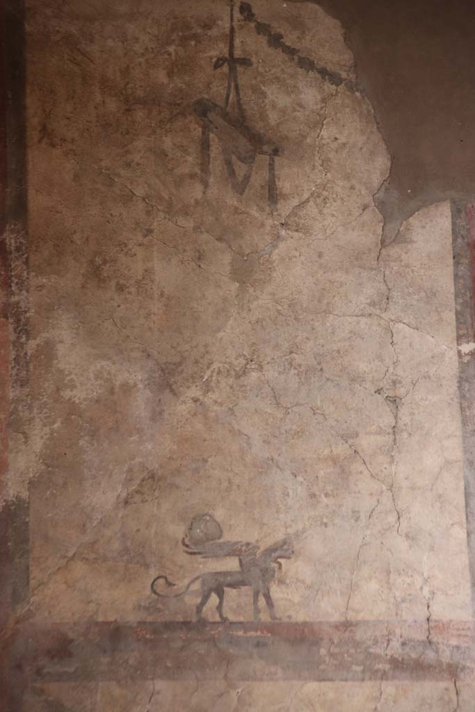IV.21, Herculaneum. October 2020.
Room 24, upper west wall in atrium, detail from south end above doorway to Room 5. Photo courtesy of Klaus Heese.